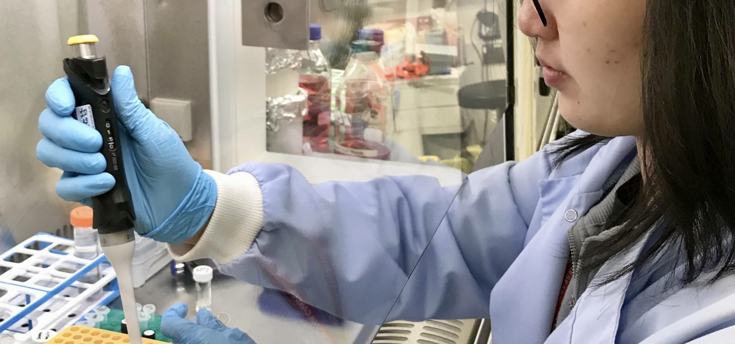 Jean Ling Tan using a pipette in a laboratory.