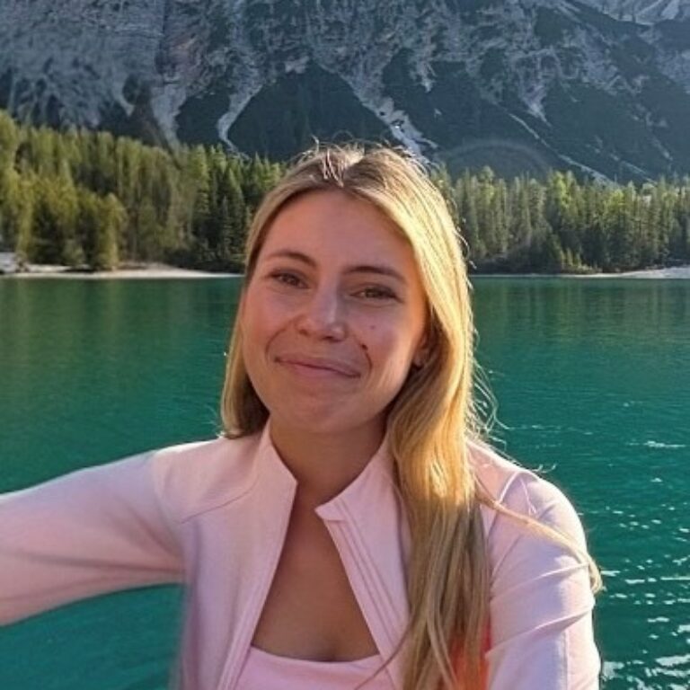 Grace Burton headshot